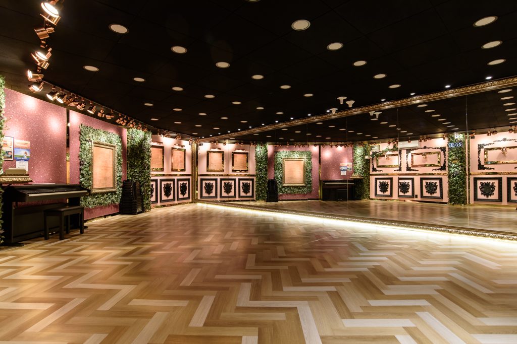 홍대연습실 핑크블랙